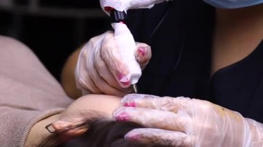 Kalıcı göz kapağı makyaj prosedürünün tamamlanması