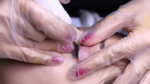 Effectue un maquillage permanent des cils puis essuie le pigment avec une éponge — Video