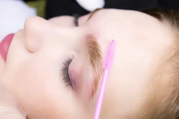 Macrofotografia Dell Occhio Cui Sopracciglio Combinato Con Pennello Capelli Sono — Foto Stock