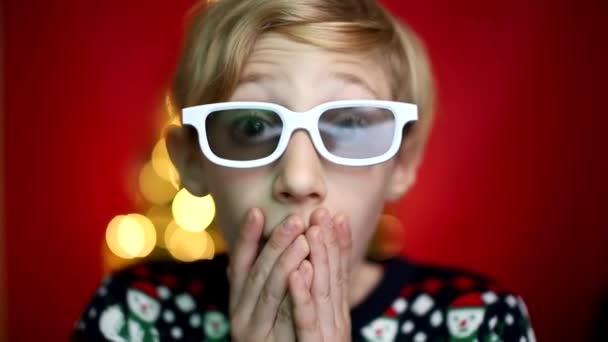 身着圣诞毛衣戴眼镜的男孩非常吃惊 — 图库视频影像