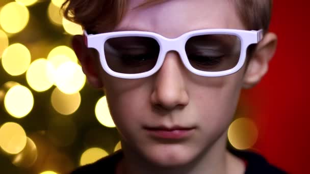 ख्रिसमस पार्श्वभूमीवर चित्रपटांसाठी चष्मा असलेले मूल — स्टॉक व्हिडिओ