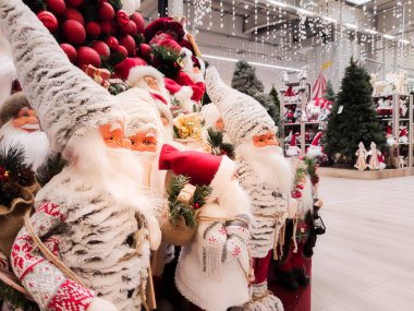 Alışveriş merkezi Noel Baba oyuncakları satıyor Noel süveteri giyip