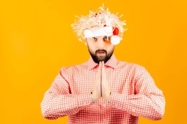 Adamın kafasında Noel çelengi ve Noel Baba şapkası var.