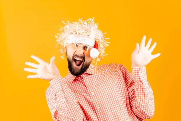 Een Man Een Geruit Shirt Een Gele Achtergrond Gebaren Met — Stockfoto