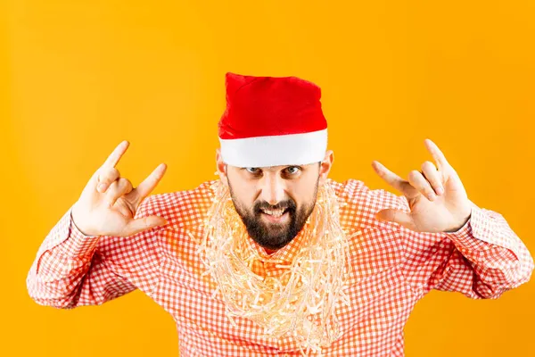 Hombre Con Ropa Año Nuevo Una Guirnalda Navidad Alrededor Cuello —  Fotos de Stock