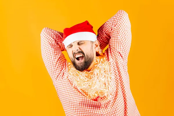Ein Mann Rotem Karohemd Und Weihnachtsmannmütze Wirft Die Hände Hinter — Stockfoto