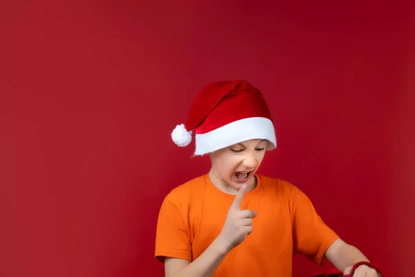 Noel Baba Şapkalı Bir Çocuk Önünde Bir Hediye Çantası Tutuyor — Stok fotoğraf