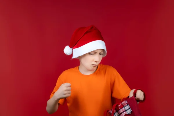 Niño Con Una Camiseta Amarilla Sombrero Santa Claus Sostiene Una —  Fotos de Stock