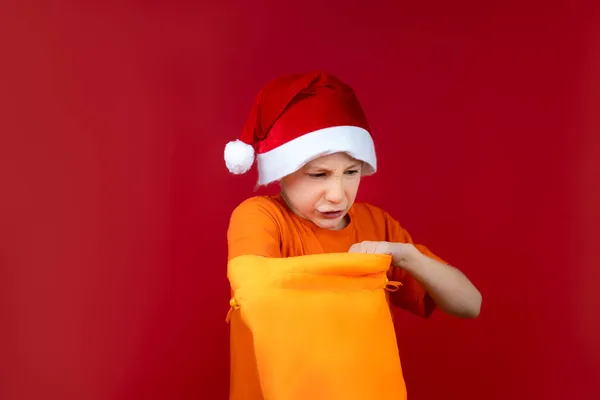 Ragazzo Con Cappello Rosso Babbo Natale Infilato Mano Una Borsa — Foto Stock
