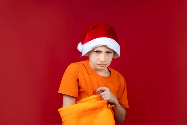 Niño Sombrero Santa Está Buscando Diligentemente Través Una Bolsa Regalo —  Fotos de Stock