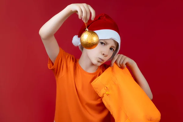 Menino Chapéu Natal Santa Segura Saco Presente Com Brinquedos Natal — Fotografia de Stock