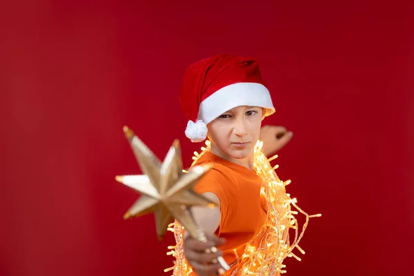 Menino Tem Uma Estrela Topo Árvore Natal Suas Mãos — Fotografia de Stock