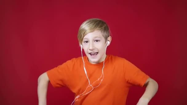 Pojke med hörlurar och telefon dans — Stockvideo