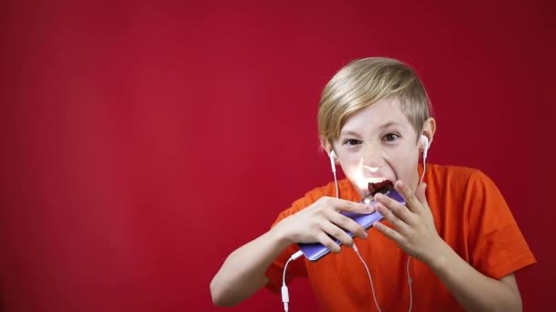 Dansande pojke med hörlurar i öronen, tände ficklampan — Stockvideo