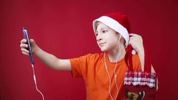 ein tanzender Junge mit einem Telefon in den Händen und Kopfhörern in den Ohren 