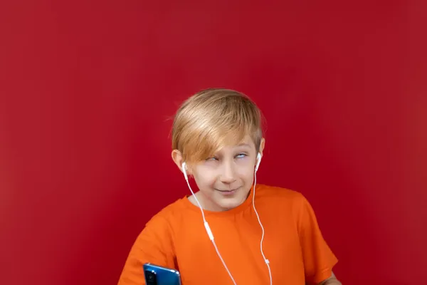 Lustiger Junge Auf Rotem Hintergrund Rollte Die Augen Wenn Musik — Stockfoto