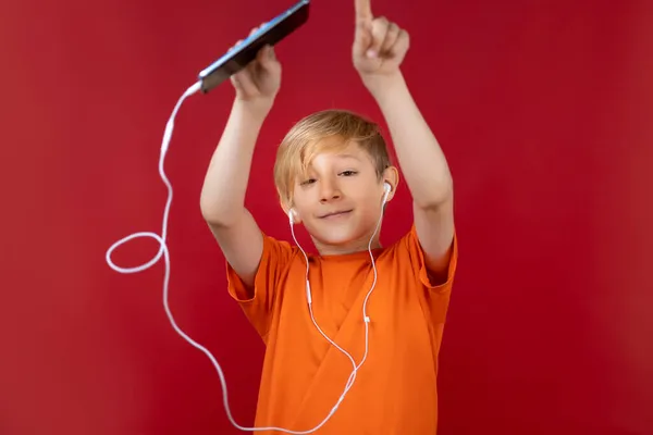 Niño Alegre Bailando Escuchando Música Través Auriculares — Foto de Stock