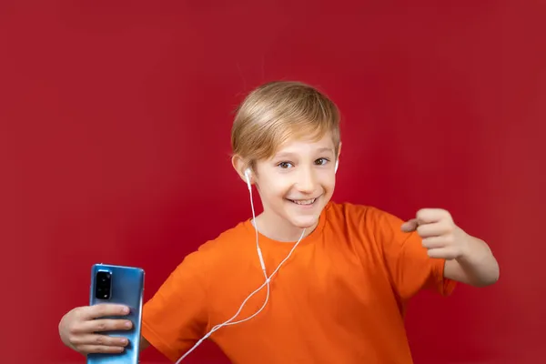 Foto de Feliz Sorrindo Menino Alegre Assistindo Desenhos Animados E Jogando  Jogos No Tablet Computador À Noite Conceito De Educação Infantil E Estudo À  Noite e mais fotos de stock de Criança 