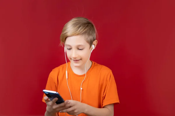 Ein Junge Steht Auf Rotem Hintergrund Und Klickt Auf Das — Stockfoto