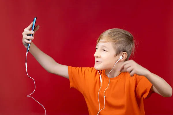 Fröhlicher Junge Hält Ein Blaues Telefon Vor Sich Und Spricht — Stockfoto