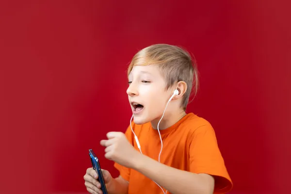 Junge Gelbem Shirt Hört Musik Über Kopfhörer Und Singt Das — Stockfoto
