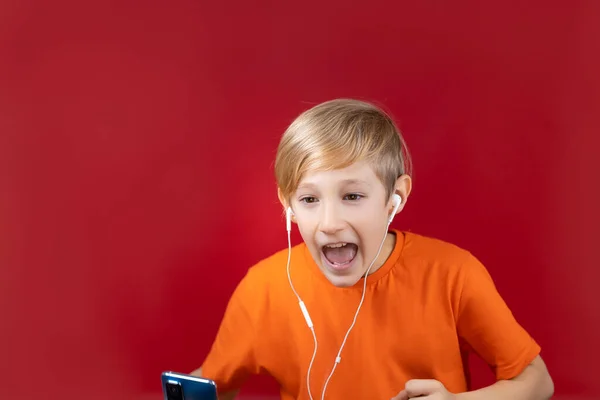 Αγόρι Ένα Κίτρινο Shirt Ακούγοντας Μουσική Στα Ακουστικά Και Τραγουδώντας — Φωτογραφία Αρχείου