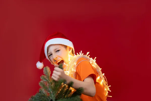 Niño Feliz Sosteniendo Árbol Navidad Sus Manos Está Feliz Haberlo —  Fotos de Stock