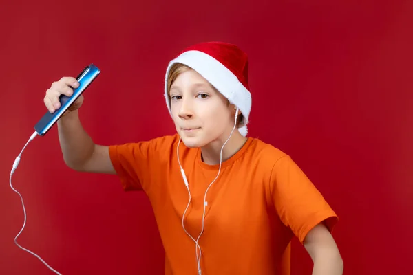 Menino Dançando Fundo Vermelho Segurando Telefone Sua Mão — Fotografia de Stock