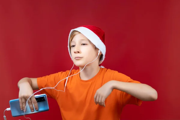 Gutt Som Danser Rød Bakgrunn Holder Telefon Hånden – stockfoto