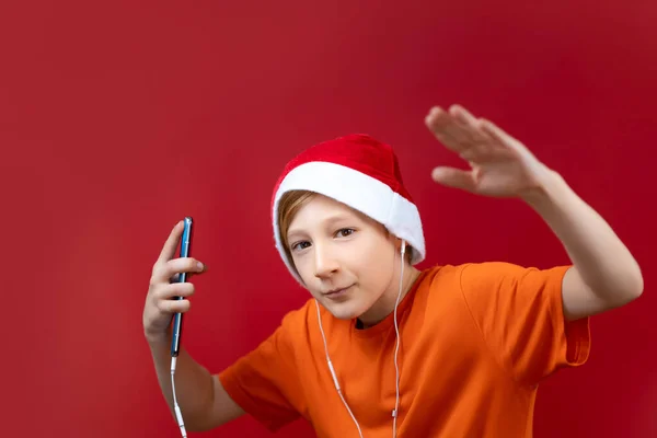 Menino Chapéu Natal Papai Noel Que Fica Fundo Vermelho Levantou — Fotografia de Stock