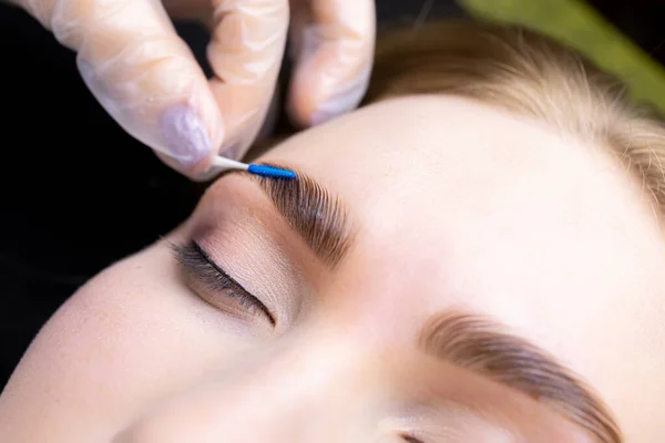 Kaş kıllarını katman bileşimleriyle yapan fırçanın makro fotoğrafı