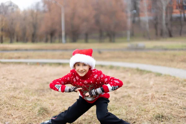 Niño Suéter Navidad Caliente Con Ciervo Año Nuevo Sombrero Santa — Foto de Stock