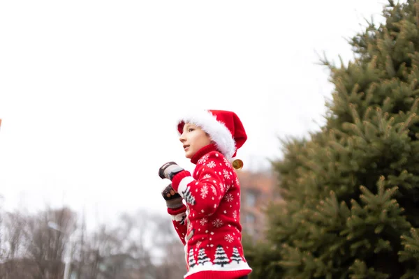 Pojke Varm Jultröja Med Ett Nyår Rådjur Och Santa Hatt — Stockfoto