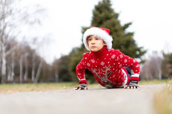 크리스마스 스웨터를 모자를 공원에서 — 스톡 사진