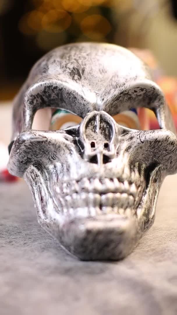 Kameran zoomar in på en skalle av ett mänskligt skelett — Stockvideo