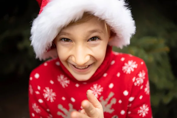 Мальчик Красном Вязаном Рождественском Свитере Рождественским Оленем Шляпой Санта Клауса — стоковое фото
