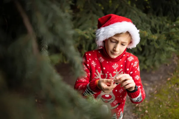 Мальчик Красном Трикотажном Рождественском Свитере Оленем Шляпой Санта Клауса Открывает — стоковое фото