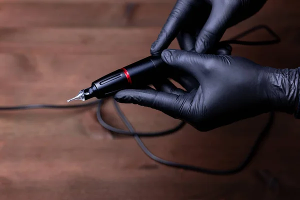 Hands Permanent Makeup Artist Black Medical Gloves Holds Black Tattoo — Stock Photo, Image