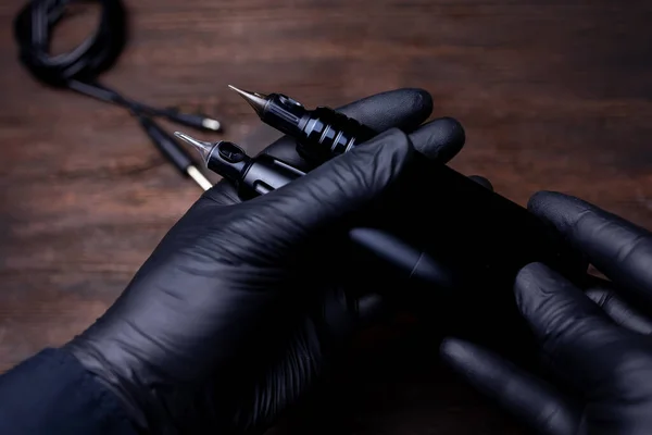 Tatuażysta Trzyma Rękach Dwie Maszyny Tatuażu — Zdjęcie stockowe