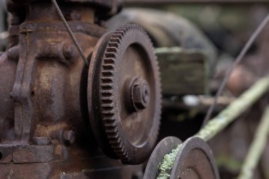 Çiftlikteki eski paslı bir motorun dişlileri