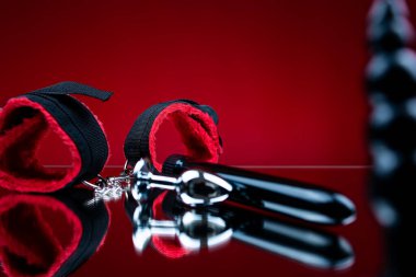 Cinsel oyunlar için erotik bdsm oyuncakları Yetişkin oyuncaklarının yanında kırmızı yumuşak kelepçeler