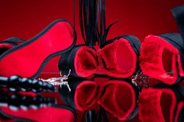 Cinsel oyunlar için erotik bdsm oyuncakları yetişkin oyuncaklarının yanına kelepçe takın