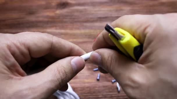 Enlever la couche isolante du câble avec un couteau de papeterie — Video