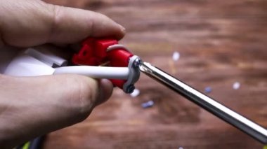 Prizin kablo tutucunun tornavidayla vidayı sökmesi için fiş onarımı