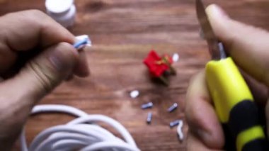 Kablodaki yalıtımı bıçakla temizlemek.