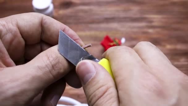 Limpeza do isolamento no cabo com uma faca — Vídeo de Stock