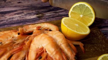 dilimlenmiş limonlu haşlanmış karides.