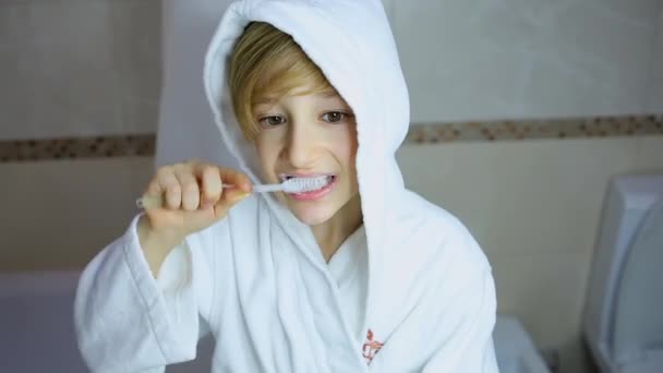 Seorang Anak Dalam Mantel Putih Menyikat Giginya Dengan Sikat Gigi — Stok Video