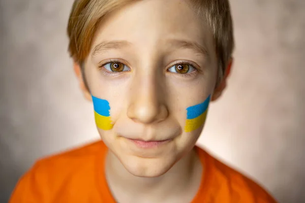 Dziecko Przeciwko Wojnie Łzawy Chłopiec Namalowaną Flagą Ukrainy Policzkach Patrzy — Zdjęcie stockowe