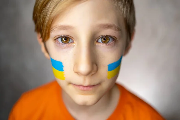 Smutne Dziecko Przeciwko Wojnie Chłopiec Łzami Oczach Malowaną Flagą Ukrainy — Zdjęcie stockowe